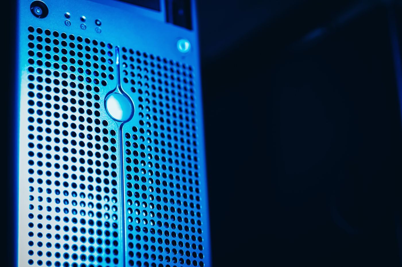 Painel frontal de servidor em rack iluminado em azul